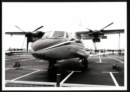 Fotografie Flugzeug Commander, Zweimotoriger Schulterdecker