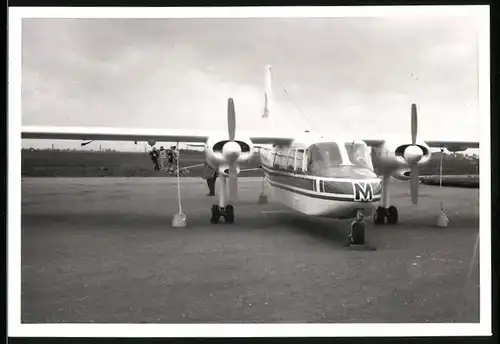 Fotografie Flugzeug, Passagierflugzeug Schulterdecker mit Zwei Motoren