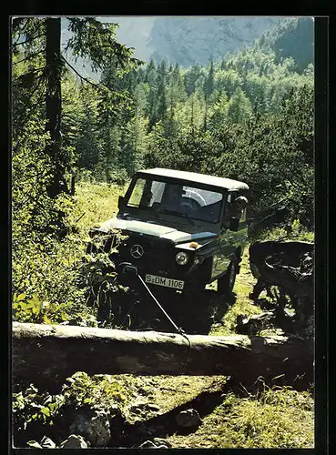 AK Mercedes Benz 240 GD parkt auf einer sonnigen Waldlichtung