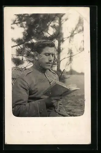 Foto-AK Soldat beim Lesen eines Buches