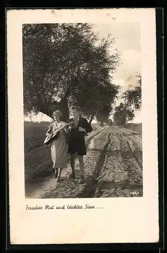 AK Junges Paar mit Gitarre wandert über eine Landstrasse