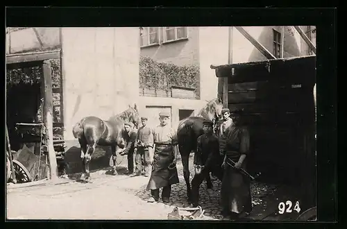 Foto-AK Hufschmiede mit Arbeitsgeräten beim Beschlagen eines Pferdes