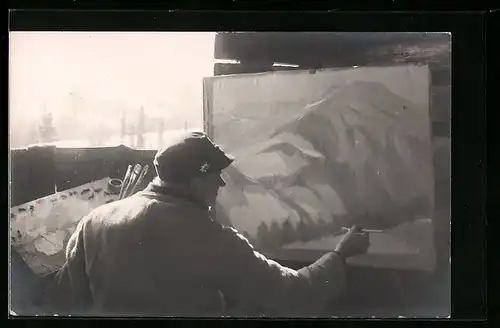 Foto-AK Soldat beim Malen eines Gebirgsbildes im Unterstand