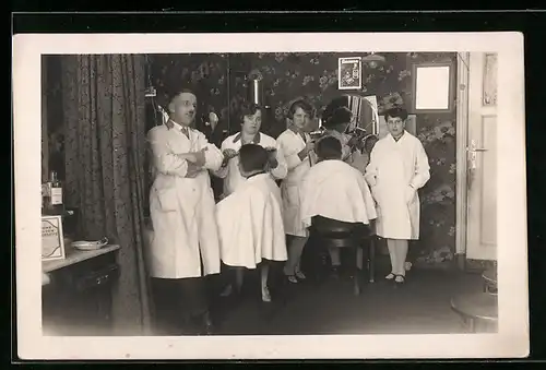 Foto-AK Friseur und Friseurinnen mit Kundinnen im Salon