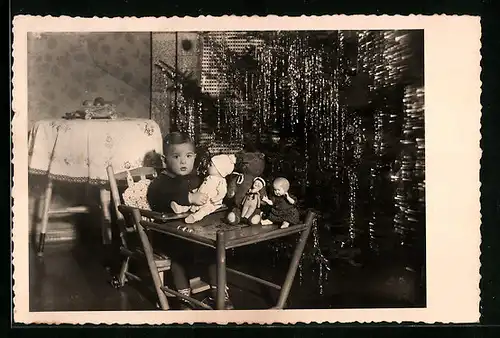 Foto-AK Kleiner Junge mit Puppen und einem Teddy