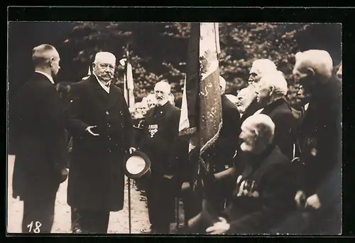 AK Paul von Hindenburg im Mantel mit Stock und Hut