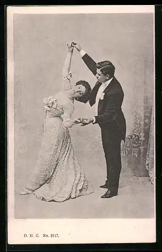 AK Tanzpaar zeigt eine Tanzfigur