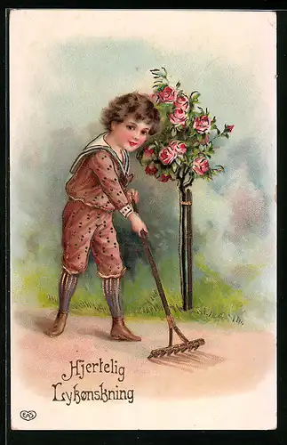 AK Kleiner Gärtner mit Harke vor Rosenstrauch