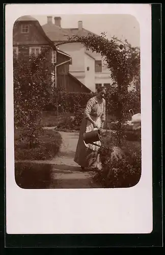 AK Gärtnerin mit Giesskanne beim Blumengiessen