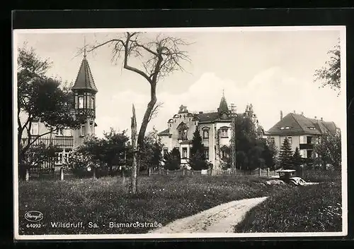 AK Wilsdruff /Sa., Bismarckstrasse mit Kirche