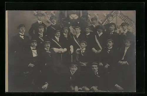 Foto-AK Studenten im Wichs vor Fahnen