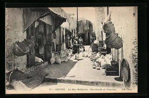 AK Sousse, La Rue Halfouine (Marchands de Poteries)