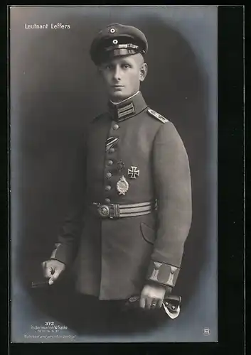 Foto-AK Sanke Nr. 372: Kampfflieger Leutnant Leffers in Uniform mit Flugzeugführerabzeichen