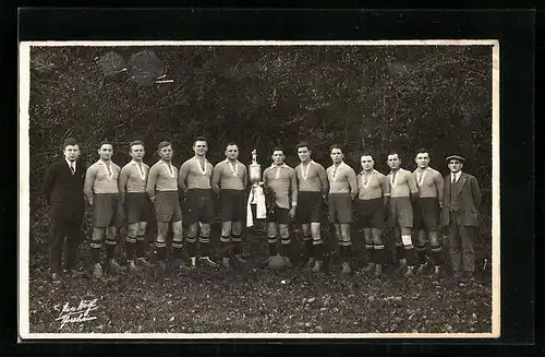 AK Mannschaftsbild eines Fussballteams mit Pokal