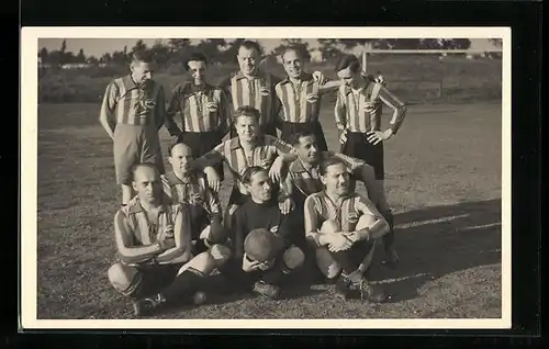 AK Mannschaftsbild eines Fussballteams mit Ball