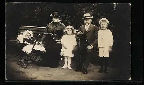 AK Familie im Park, Baby im Kinderwagen