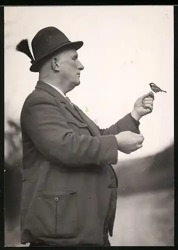 Fotografie Ornitologe - Vogeliebhaber mit Vogel / Meise auf der Hand sitzend