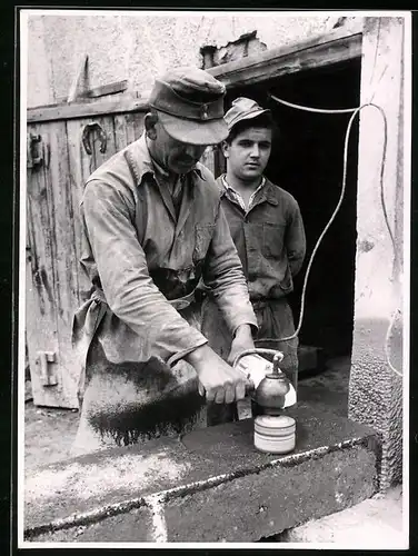 Fotografie Steinmetz poliert Steinoberfläche mit einem Winkelschleifer