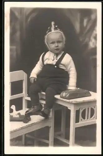 Fotografie Baby nebst Stromlinien-Blechauto, Spielzeug-Rennwagen 1942