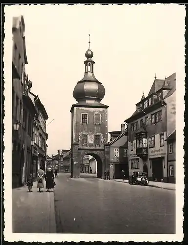 Fotografie unbekannter Fotograf, Ansicht Saalfeld, Stadttor & Kaffeegrossrösterei 1935
