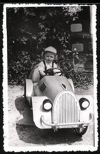 Fotografie niedliches Kind im Tretauto, Seifenkiste, Go-Kart 1955