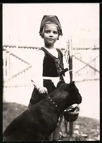 Fotografie Fasching, niedliches Mädchen mit Hund verkleidet als Rotkäppchen