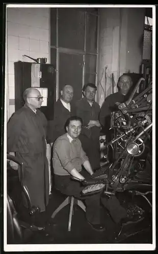 Fotografie Druckerei, Schriftsetzer an Setzmaschine sitzend von Kollegen umgeben