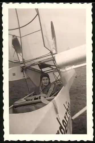 Fotografie Segelflug, junge Dame im Segelflugzeug Vorderrhön festgeschnallt