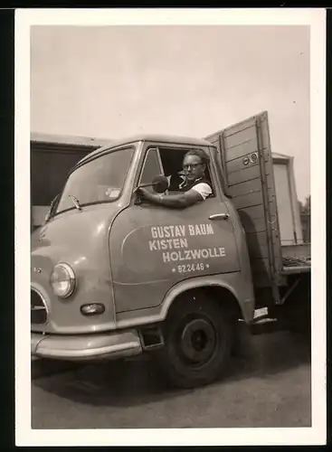 Fotografie Lastwagen Hanomag Kurier, LKW Pritsche Gustav Baum - Kisten und Holzwolle