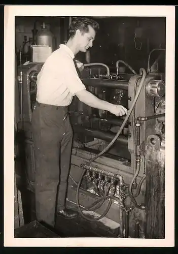 Fotografie Schlosserei, Schlosser schliesst Kühlleitung an Sägemaschine an