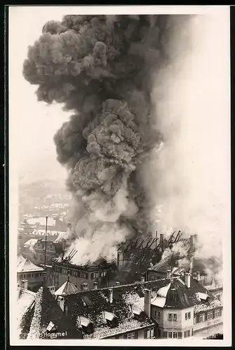 Fotografie Hommel, Ansicht Stuttgart, Schlossbrand, grösserer Teil des Dachstuhl's bereits abgebrannt