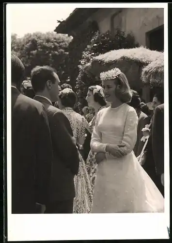 Fotografie Hochzeitsmode, hübsche junge Hochzeitsbraut im eleganten Kleid