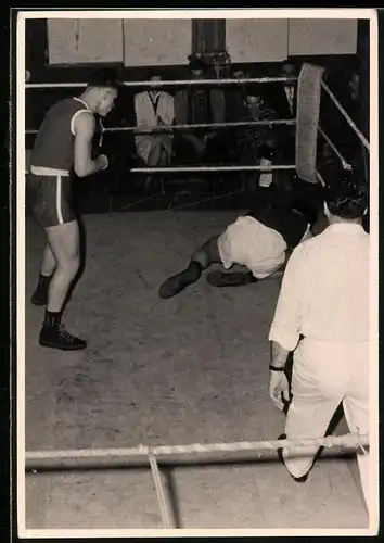 Fotografie Alwin Haupt, Berlin-Lichterfelde, Boxkampf, Boxer wurde zu Boden geschlagen