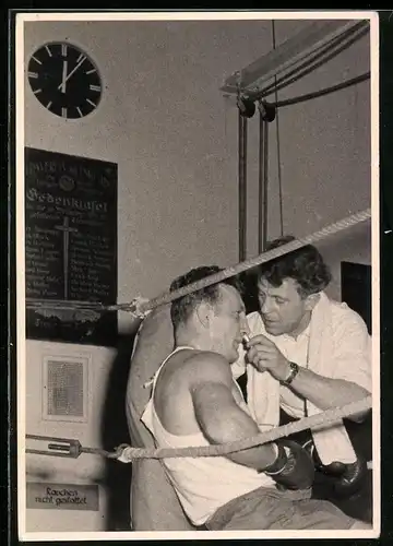 Fotografie Alwin Haupt, Berlin-Lichterfelde, Boxtrainer berabreicht seinem Schützling Riechsalz
