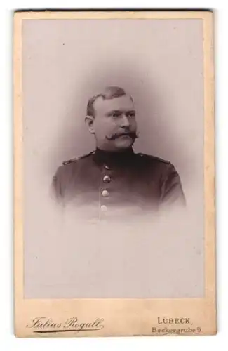 Fotografie Julius Rogall, Lübeck, Beckergrube 9, Gestandener Soldat in Uniform