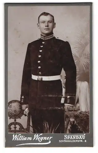 Fotografie William Wegner, Berlin-Spandau, Schönwalderstrasse 2, Junger Gardesoldat in Uniform mit Bajonett und Portepee