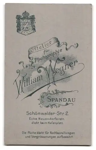 Fotografie William Wegner, Berlin-Spandau, Schönwalderstrasse 2, Junger Gardesoldat in Uniform mit Bajonett und Portepee