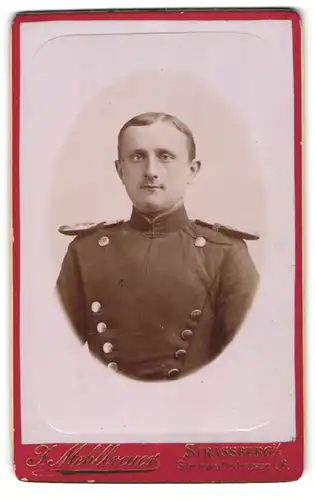 Fotografie J. Mehlbreuer, Strassburg i.E., Steinwallstrasse 56, Uniformierter Soldat mit Epauletten