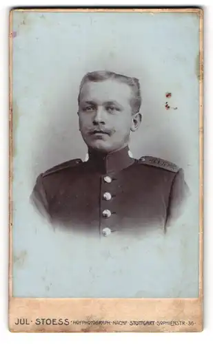 Fotografie Jul. Stoess, Stuttgart, Sophienstrasse 36, Uniformierter Soldat im Portrait