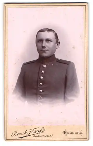Fotografie Bernh. Haaf, Bamberg, Kleberstrasse 1, Uniformierter Soldat im Portrait