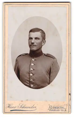 Fotografie Hans Schneider, Bamberg, Pödeldorfer-Strasse 19, Junger uniformierter Soldat im Portrait