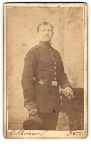Fotografie E. Bremen, Metz, Gartenstrasse 23, Gestandener Soldat in Uniform