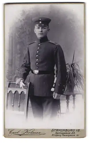 Fotografie Carl Krämer, Strassburg i. E., Spiesgasse 23, Junger Uniformierter Soldat IR 105, Bajonett und Portepee