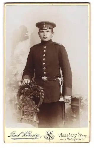 Fotografie Paul Körnig, Annaberg /Erzgeb., obere Badgasse 4, Junger Soldat des IR 133 in Uniform mit Portepee & Bajonett