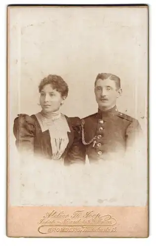 Fotografie Atelier Th. Joop, Bromberg, Wilhelmstrasse 15, Soldat in Uniform mit Schützenschnur nebst Gattin