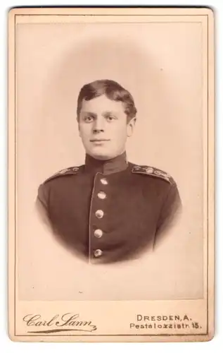 Fotografie Carl Sann, Dresden, Pestalozzistrasse 15, Junger Soldat in Uniform im Portrait