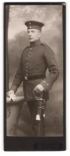 Fotografie Ewald Kappler, Bautzen, Bismarckstrasse 14, Soldat in Uniform mit Krätzchen und Bajonett, Portepee