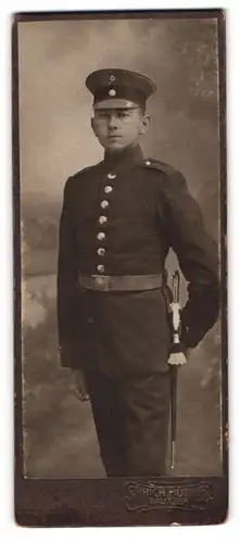 Fotografie Rich. Huth, Bautzen, Junger Soldat mit Bajonett und Portepee in Uniform