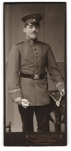 Fotografie Ad. Winkler, Görlitz, Berlinerstrasse 12, Unteroffizier in Uniform mit Bajonett