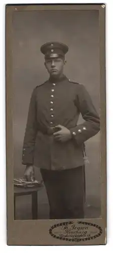 Fotografie Th. Jensen, Flensburg, Norderhofenden 15, Junger Soldat in Uniform mit Bajonett und Portepee